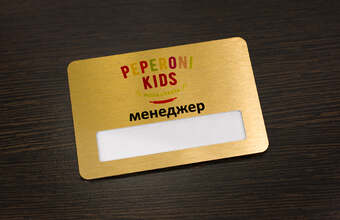 металлический бейдж с окном для пиццерии