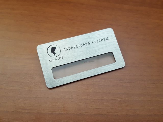 бейдж металлический с окном для салона красоты