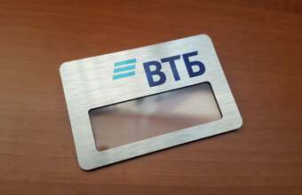 металлический бейдж с окном для банка