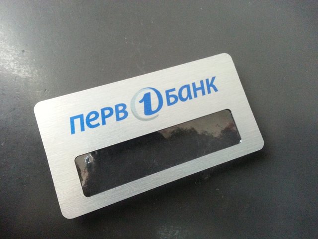 металлический бейджик с логотипом