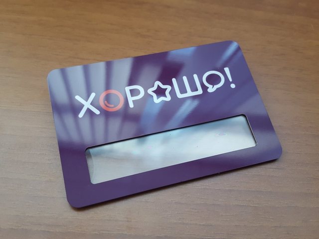 металлический бейдж с логотипом